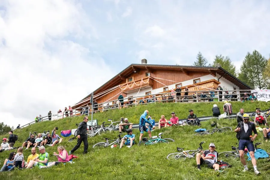 L'attesa per il passaggio del Giro d'Italia 2025 sul Mortirolo