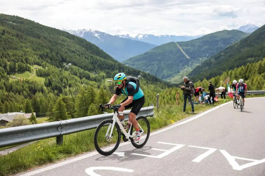 L'attesa per il passaggio del Giro d'Italia 2025 sul Mortirolo