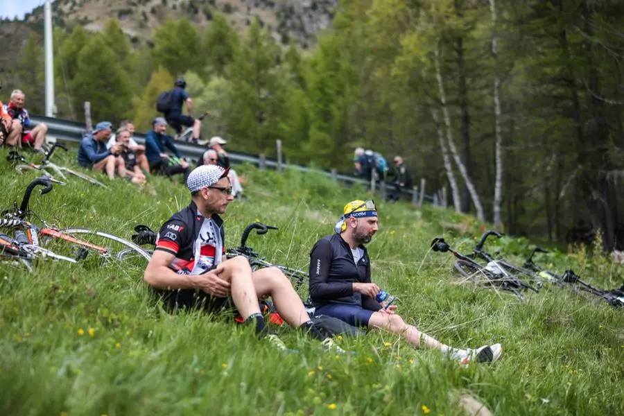 L'attesa per il passaggio del Giro d'Italia 2025 sul Mortirolo