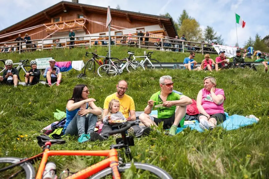 L'attesa per il passaggio del Giro d'Italia 2025 sul Mortirolo