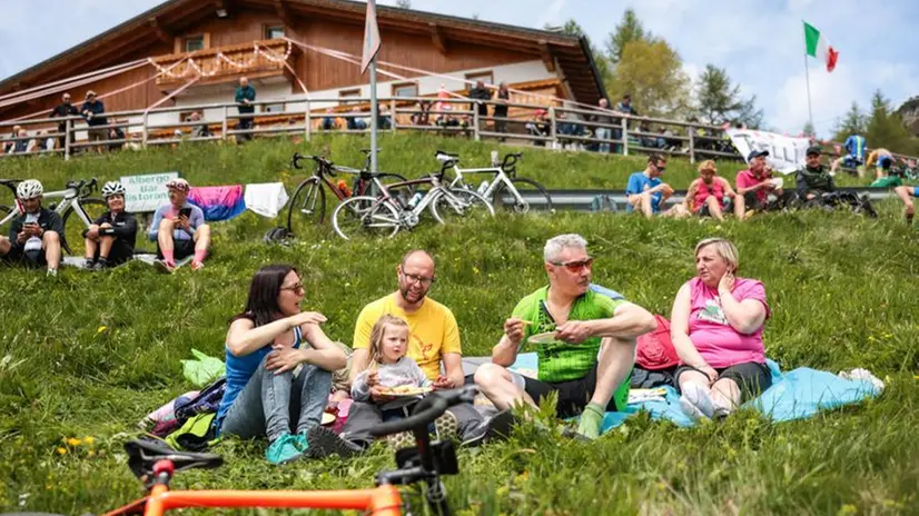 L'attesa per il passaggio del Giro d'Italia 2025 sul Mortirolo