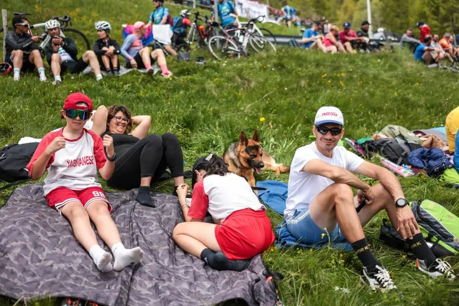 L'attesa per il passaggio del Giro d'Italia 2025 sul Mortirolo