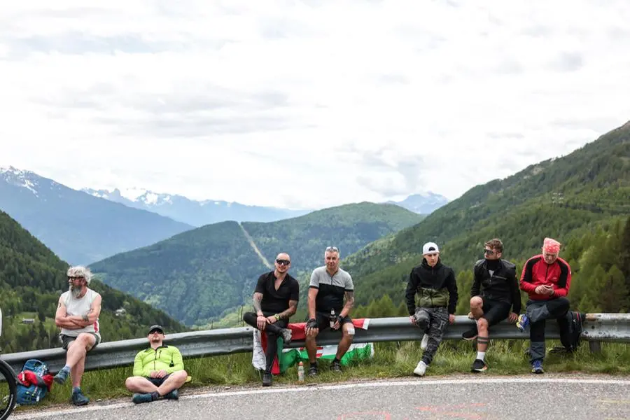 L'attesa per il passaggio del Giro d'Italia 2025 sul Mortirolo