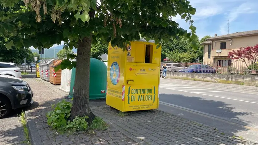 Il cassonetto giallo da cui provenivano i vagiti a Bovezzo