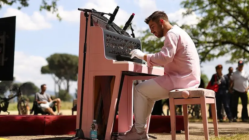 Angelo Santirocco, il pianista in rosa - Foto Facebook