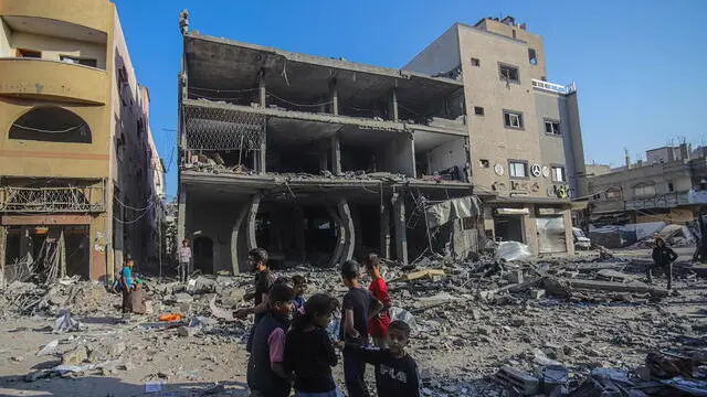 epa12125314 Palestinians inspect a destroyed building following an Israeli airstrike in Al Nasr street in Gaza City, northern Gaza Strip, 22 May 2025. More than 53,600 Palestinians have been killed in the Gaza Strip, according to the Palestinian Ministry of Health, since Israel launched a military campaign in the strip in response to a cross-border attack led by the Palestinian militant group Hamas on 07 October 2023, in which about 1,200 Israelis were killed and more than 250 taken hostage. EPA/MOHAMMED SABER