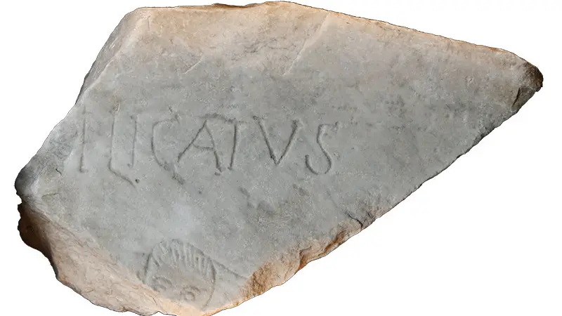 La lastra "graffita" proveniente dal Colosseo