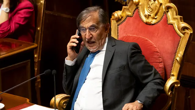 Il presidente del Senato Ignazio La Russa, durante la comunicazione sulla revisione degli investimenti e delle riforme inclusi nel PNRR del ministro per gli affari europei Tommaso Foti,. Roma, 22 maggio 2025. ANSA/MASSIMO PERCOSSI