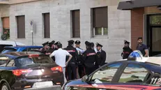 Carabinieri all'esterno del palazzo dove una donna di 35 anni e' stata trovata morta con un coltello nella schiena, Legnano nel Milanese, 25 maggio 2025. ANSA/AGENZIA BLITZ VARESE