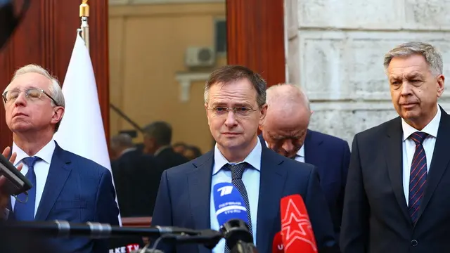 epa12102843 Russia's presidential aide Vladimir Medinsky (C), head of the Russian delegation sent to Turkey for peace talks with Ukraine, addresses the media outside the Russian Consulate in Istanbul, Turkey, 15 May 2025. Delegations from Russia and Ukraine, including the Ukrainian head of state, have arrived in Turkey as peace talks were due to take place. EPA/TOLGA BOZOGLU