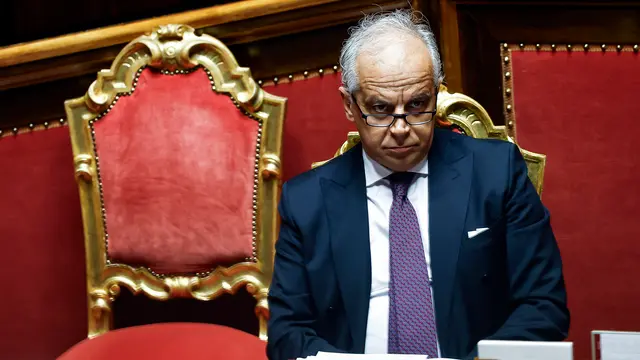 Il ministro dell'Interno Matteo Piantedosi in aula al Senato durante le interrogazioni a risposta immediata del Question Time, Roma, 22 maggio 2025. ANSA/ANGELO CARCONI