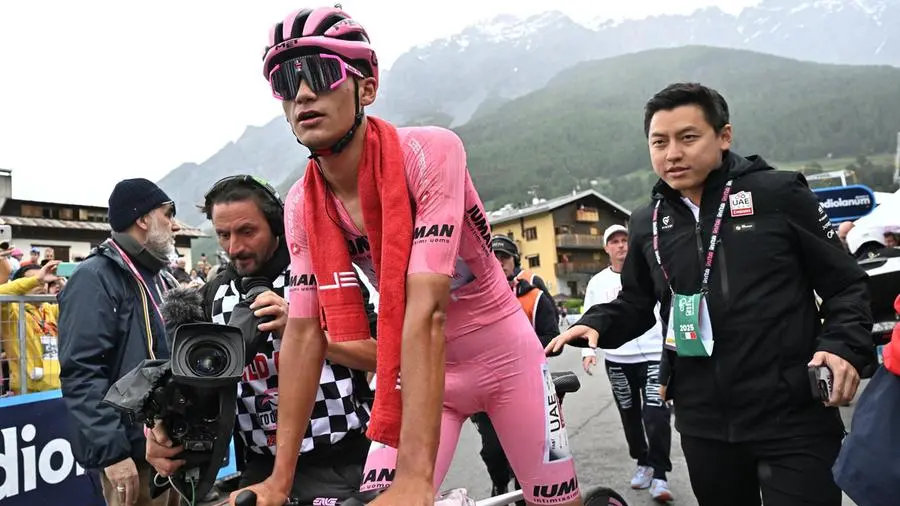 Il messicano Del Toro in maglia rosa - Foto Ansa/Luca Zennaro © www.giornaledibrescia.it