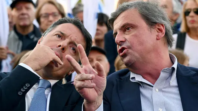 Carlo Calenda (D) con Matteo Renzi (S) durante la il comizio di chiusura della campagna elettorale di Azione-Italia Viva al Gianicolo, Roma, 23 settembre 2022. ANSA/ETTORE FERRARI