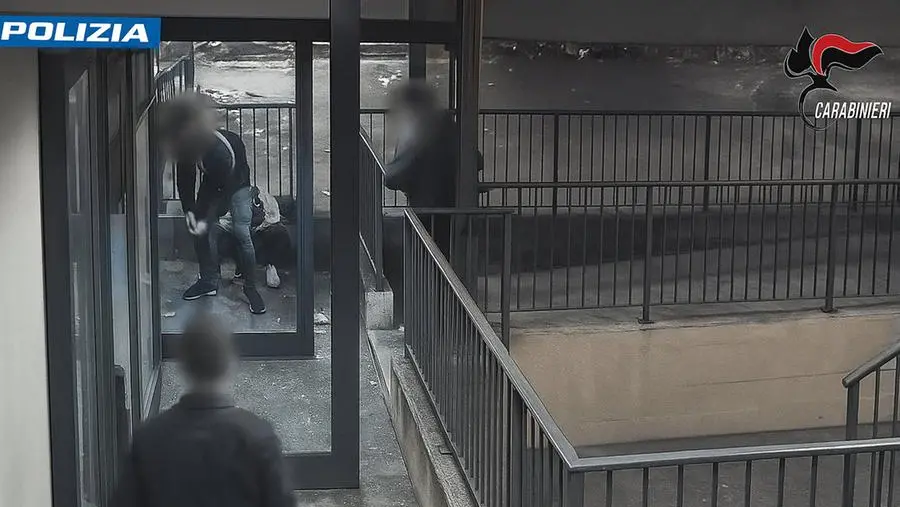 Una delle aggressioni riprese dalle telecamere di sicurezza