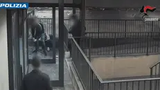 Una delle aggressioni riprese dalle telecamere di sicurezza