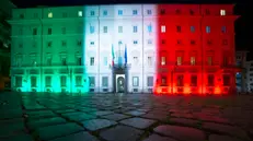 La facciata di Palazzo Chigi illuminata con i colori della Bandiera Italiana per tutto il periodo dell'emergenza sanitaria legata al Covid-19. Un'iniziativa, inaugurata in coincidenza con il 159° anniversario dell'Unità d'Italia, che vuole testimoniare i valori dell'unità, della responsabilità e della solidarietà che in questo momento accomunano l'Italia tutta, Roma, 18 marzo 2020. ANSA/FILIPPO ATTILI - uff. stampa palazzo Chigi