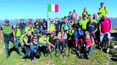 Un gruppo di escursionisti con la Joëlette sul monte Pizzocolo