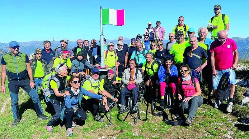 Un gruppo di escursionisti con la Joëlette sul monte Pizzocolo