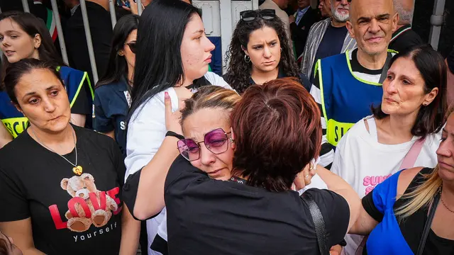 La madre di Martina Carbonaro in un momento del corteo ad Afragola per sua figlia uccisa a 14 anni. Napoli 28 Maggio 2025 ANSA / CESARE ABBATE