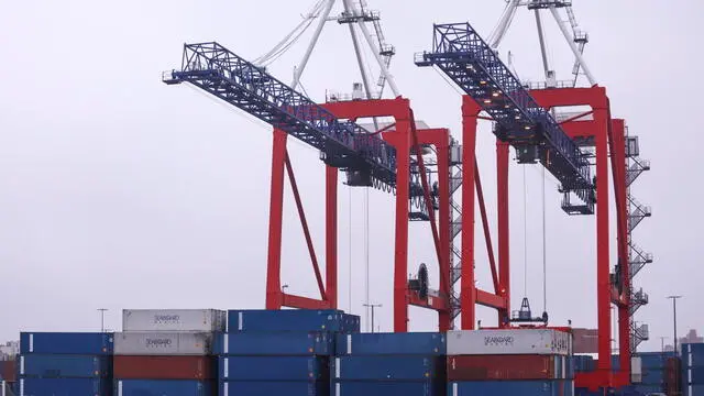 epa12078970 Shipping containers are unloaded from a cargo ship at the Red Hook Marine Terminal in Brooklyn, New York, USA, 06 May 2025. Cargo from China arriving to the United States this week is among the first of such loaded after 09 April, which are affected by US President Donald Trump's 145 percent tariff on Chinese goods. EPA/SARAH YENESEL