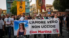 La fiaccolata che si è tenuta ad Afragola in memoria di Martina Carbonaro - Foto Ansa © www.giornaledibrescia.it