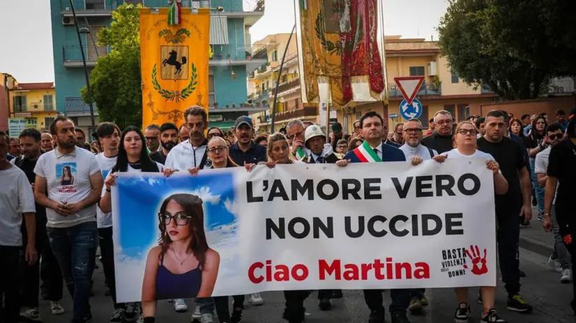 La fiaccolata che si è tenuta ad Afragola in memoria di Martina Carbonaro - Foto Ansa © www.giornaledibrescia.it