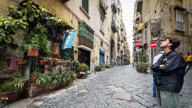 Fiori sul luogo dove è morta una turista di Padova nei Quartieri Spagnoli. Napoli 17 Settembre 2024. ANSA/CESARE ABBATE