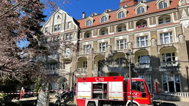 Ambulanze, vigili del fuoco e polizia all'istituto tecnico per turismo e biotecnologia Marie Curie a Merano, dove diversi studenti hanno accusato sintomi di malessere, 18 marzo 2025. Secondo le prime informazioni i problemi sarebbero stati accusati dopo un incidente che si sarebbe verificato durante un esperimento nel laboratorio di chimica. Tre ragazzi sarebbero rimasti intossicati, nessuno in maniera grave. ANSA/ G.NEWS