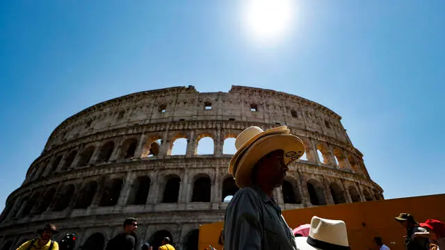 Tourists and street vendors at the Colosseum during a a heat wave in Rome, Italy 29 July 2023. ANSA/FABIO FRUSTACI