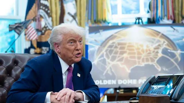 epa12120795 US President Donald J Trump announces he has selected the path forward for his ambitious Golden Dome missile defense shield, in the Oval Office of the White House in Washington, DC, USA, 20 May 2025. EPA/CHRIS KLEPONIS / POOL