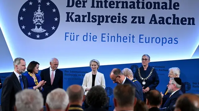 epa12142648 European Commission President Ursula Von der Leyen (C) attends the International Charlemagne Prize (Karlspreis) 2025 ceremony in Aachen, Germany, 29 May 2025. The International Charlemagne Prize 2025 was awarded to European Commission President Ursula von der Leyen. EPA/FEDERICO GAMBARINI / POOL