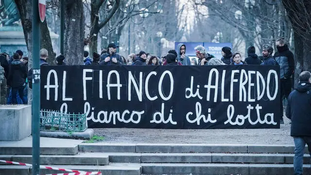 Manifestazione corteo anarchici internazionali per solidarietà ad Alfredo Cospito e contro il 41 bis. Torino 04 marzo 2023 ANSA/TINO ROMANO