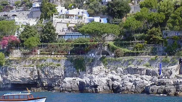 Tre suite e altrettante piscine annesse realizzate nella villa ''Treville'' di Positano dove per anni ha alloggiato Franco Zeffirelli e di recente trasformata in un resort a cinque stelle, sono state sequestrate dalla Guardia di Finanza. Secondo i finanzieri della sezione operativa navale delle Fiamme gialle, al comando del capitano Alessandro Furno',i manufatti sarebbero stati infatti realizzati abusivamente.