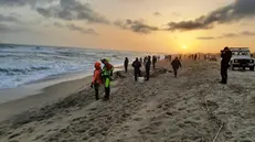 Il recupero di un corpo nel corso delle ricerche dei dispersi del naufragio del barcone carico di migranti avvenuto ieri sulla spiaggia di Steccato di Cutro, 27 febbraio 2023. ANSA/ ALESSANDRO SGHERRI