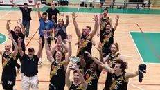 I giocatori della Lic Verolanuova festeggiano la promozione - © www.giornaledibrescia.it