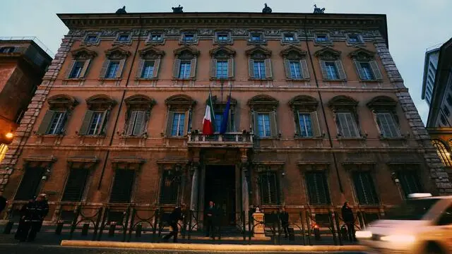 La facciata di Palazzo Madama, sede del Senato, con le luci spente in occasione della campagna 'M'illumino di meno', l'iniziativa per il risparmio energetico lanciata dalla trasmissione radiofonica 'Caterpillar' di Radio Due, Roma, 19 febbraio 2016. ANSA / FABIO CAMPANA