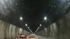 Foto pubblicata dal profilo Facebook del comune di Rossiglione (Genova) che documenta la caduta di alcuni calcinacci dalla galleria Bertè, in A26 in direzione Genova e che hanno portato la chiusura del tratto da Masone fino al bivio A26/A10 con uscita obbligatoria a Masone, ad eccezione dei mezzi pesanti che restano in coda, 30 dicembre 2019. ANSA/FACEBOOK COMUNE DI ROSSIGLIONE