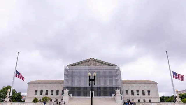 epa12086976 The flags fly at half staff to honor the passing of former Supreme Court Associate Justice David Souter at the Supreme Court in Washington, DC, USA, 09 May 2025. Justice Souter, a Republican appointed by former President George H.W. Bush in 1990, served until 2009. His retirement gave then President Barack Obama the opportunity to nominate Justice Sonia Sotomayor. Justice David Souter died in his New Hampshire home on 08 May 2025, he was 85 years old. EPA/SHAWN THEW