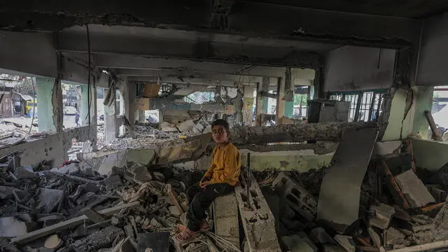 epa12136536 An internally displaced Palestinian boy sits at the destroyed building of Al Jerjawi school following Israeli air strike in Al Daraj neighborhood in Gaza City on 26 May 2025. According to the Palestinian Health Ministry in Gaza over 30 Palestinians were killed in the airstrike in the early hours of the morning. More than 53,900 Palestinians have been killed in the Gaza Strip, according to the Palestinian Ministry of Health, since Israel launched a military campaign in the strip in response to a cross-border attack led by the Palestinian militant group Hamas on 07 October 2023, in which about 1,200 Israelis were killed and more than 250 taken hostage. EPA/MOHAMMED SABER