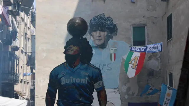 "D10S", la statua dedicata a Diego Armando Maradona, alta 6,20 metri, realizzata da Salvador Gaudenti e inaugurata nel largo dedicato al Pibe de Oro, ai Quartieri Spagnoli, nel cuore di Napoli, 24 maggio 2025. ANSA/SALVATORE LAPORTA - - - - - - - - - - - - - - - - - - - - - - - - ‘D10S’, the 6.20-metre-high statue dedicated to Diego Armando Maradona, created by Salvador Gaudenti and inaugurated in the square dedicated to the Pibe de Oro, in the Quartieri Spagnoli, in the heart of Naples, after Napoli won the Italian football championship for the fourth time, 24 May 2025. ANSA/SALVATORE LAPORTA