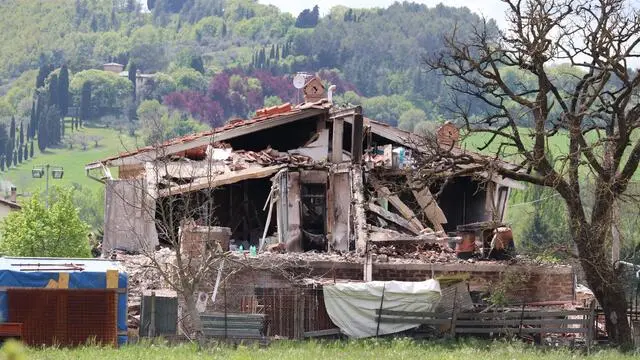 La palazzina quasi interamente crollata nelle campagne di Gubbio in seguito a un'esplosione che ha provocato la morte di due persone e il ferimento di altre tre, 8 maggio 2021. ANSA/GIANLUIGI BASILIETTI