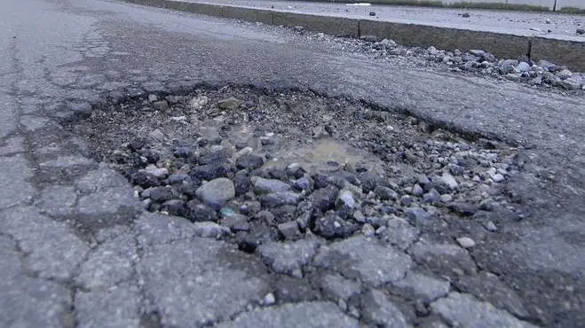 Una buca in strada