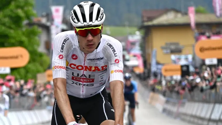 Juan Ayuso è stato costretto al ritiro - Foto Ansa/Luca Zennaro © www.giornaledibrescia.it