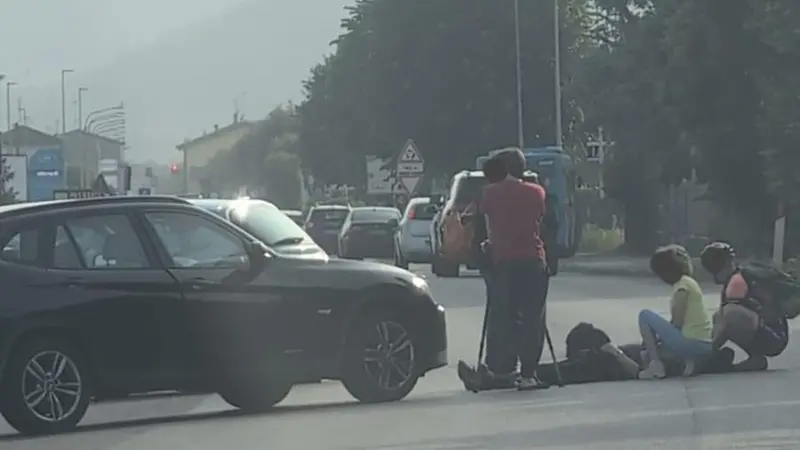 Il ciclista travolto e soccorso sulla Gardesana © www.giornaledibrescia.it