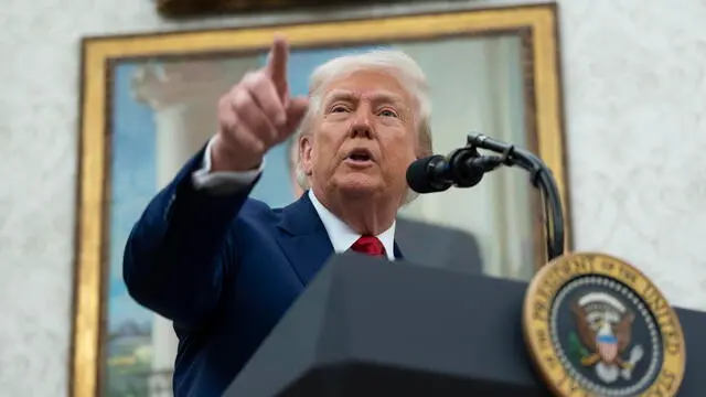 epa12141444 US President Donald Trump speaks at the swearing-in ceremony for Jeanine Pirro, as interim US Attorney for the District of Columbia, in the Oval Office at the White House in Washington, DC, USA, 28 May 2025. EPA/Chris Kleponis - Pool via CNP / POOL