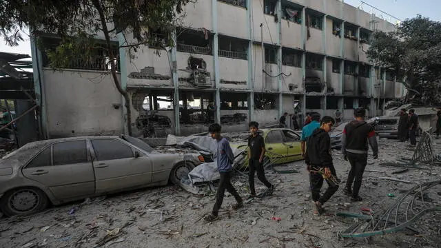 epa12136522 Internally displaced Palestinians inspect the rubble at the Al Jerjawi school following an Israeli airstrike in the Al Daraj neighborhood of Gaza City on 26 May 2025. According to the Palestinian Health Ministry in Gaza over 30 Palestinians were killed in the airstrike in the early hours of the morning. More than 53,900 Palestinians have been killed in the Gaza Strip, according to the Palestinian Ministry of Health, since Israel launched a military campaign in the strip in response to a cross-border attack led by the Palestinian militant group Hamas on 07 October 2023, in which about 1,200 Israelis were killed and more than 250 taken hostage. EPA/MOHAMMED SABER