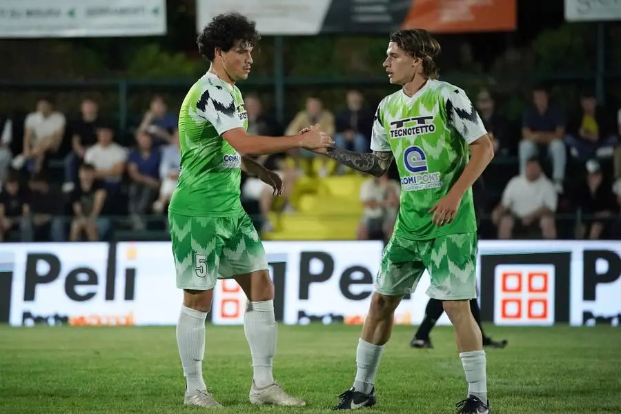SPORT CALCIO 45¡ TORNEO NOTTURNO POLPENAZZE GIRONE 2 COMIPONT/REALVALVERDE/AS29 - AZ. AGRICOLA DURANTI E AMADEI/TDK IMPIANTI/CONFEZIONI GRAZIA NELLA FOTO ESULTANZA COMIPONT 29-05-2025 perteghella@newreporter