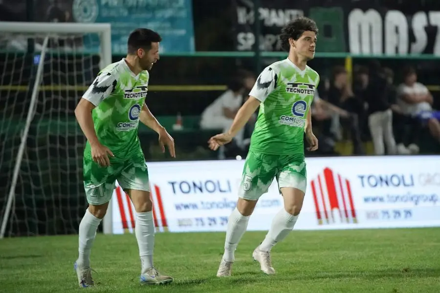 SPORT CALCIO 45¡ TORNEO NOTTURNO POLPENAZZE GIRONE 2 COMIPONT/REALVALVERDE/AS29 - AZ. AGRICOLA DURANTI E AMADEI/TDK IMPIANTI/CONFEZIONI GRAZIA NELLA FOTO ESULTANZA COMIPONT 29-05-2025 perteghella@newreporter