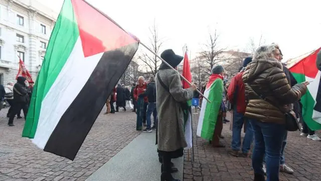 Piazza della Scala si presenta ‘colorata’ dalle bandiere più diverse, prima della Prima del ‘Don Carlo’. Sventolano quelle della Cub, la confederazione unitaria di base, accanto ai colori della Palestina. In piazza sono scesi anche movimenti per il diritto alla casa e i lavoratori dello spettacolo, Milano, 7 dicembre 2023. ANSA/PAOLO SALMOIRAGO