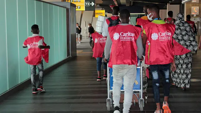 Con un nuovo corridoio umanitario, organizzato da Caritas Italiana, su mandato della Conferenza episcopale italiana (Cei), e dall'Unhcr (Agenzia Onu per i rifugiati), è giunto oggi, intorno alle 10, via Tunisi, all'aeroporto di Fiumicino un gruppo di 45 profughi dal Niger che, come da protocollo, sono stati sottoposti a test anti Covid e misurazione della temperatura corporea. Sono stati accolti da una ventina di volontari Caritas e operatori diocesani. Sono in tutto otto nucleo familiari con una ventina di minori. Saranno trasferiti in otto diocesi, tra nord e sud Italia, Aeroporto Leonardo Da Vinci, Roma, 23 giugno 2021. ANSA/TELENEWS